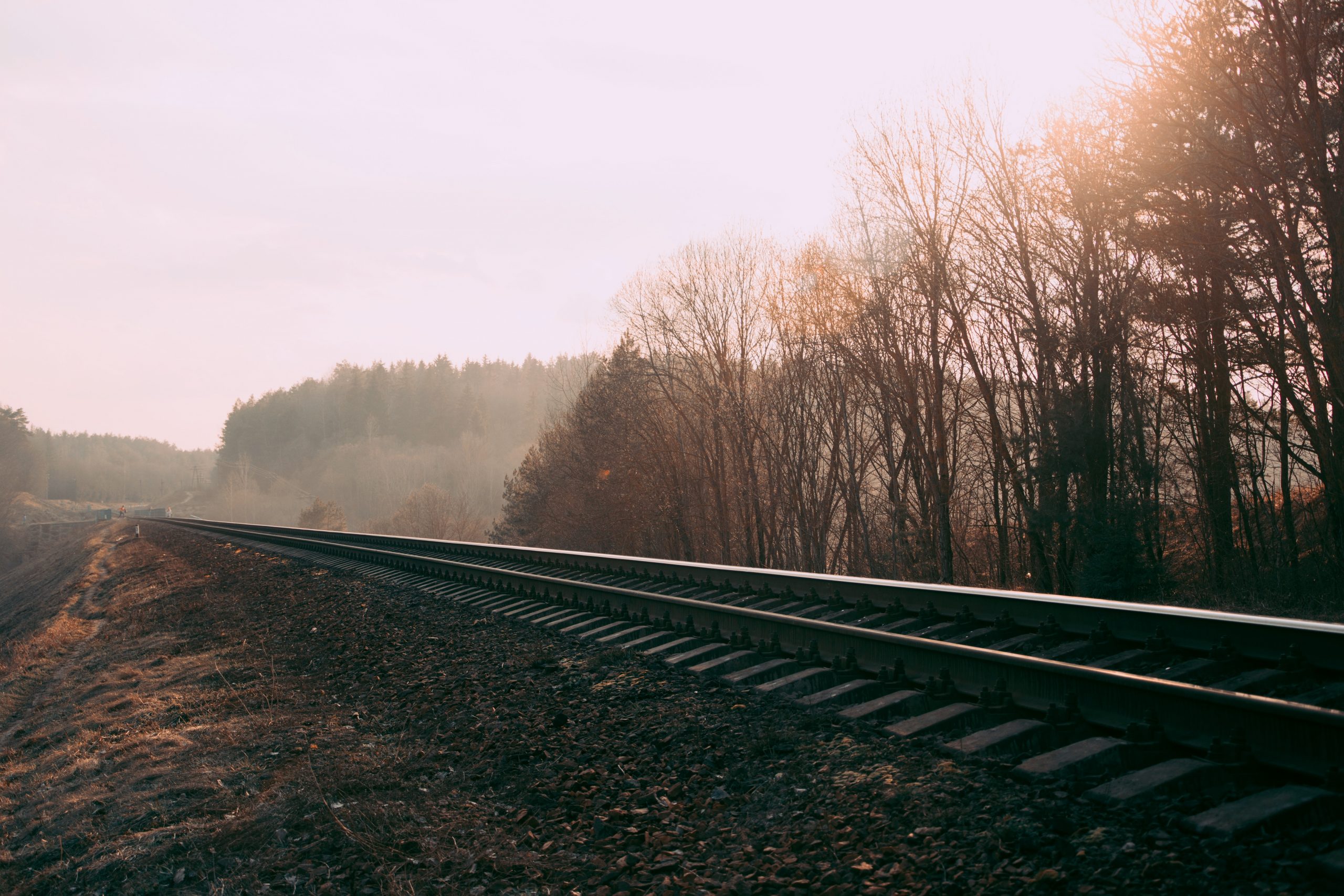 train rails photography 673803 scaled